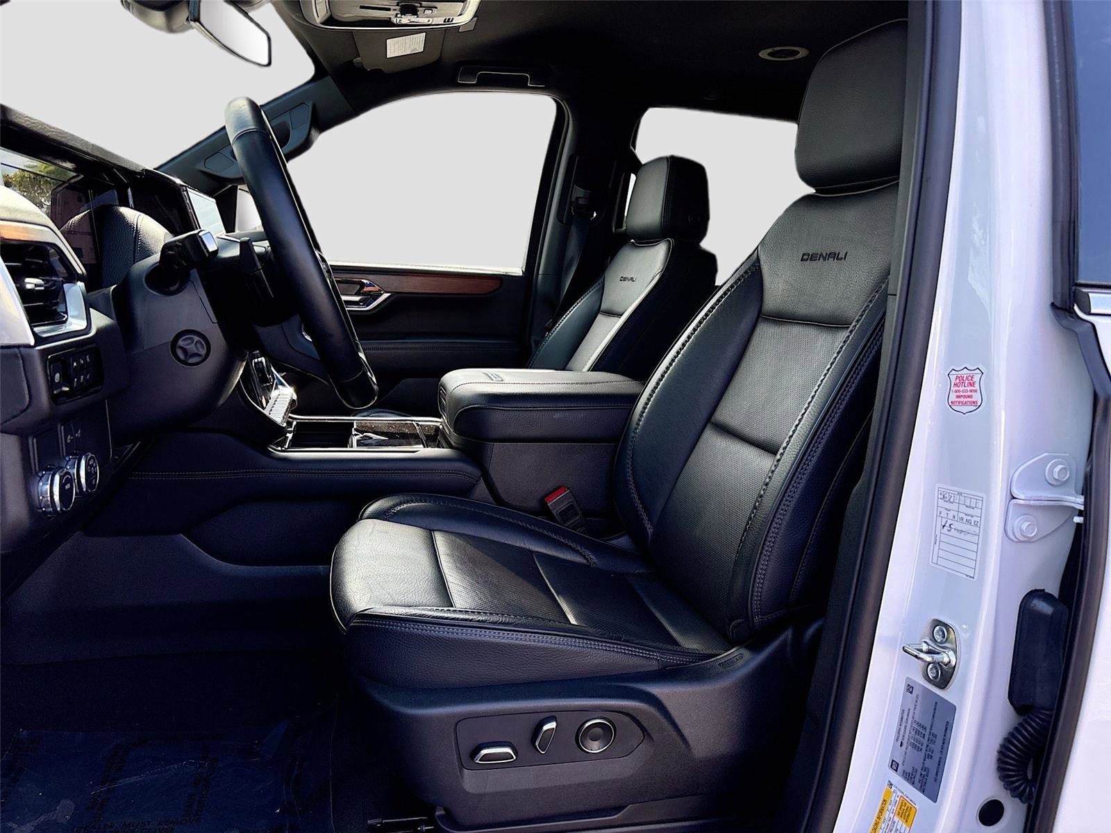 Used 2025 GMC Yukon Denali RWD image 26