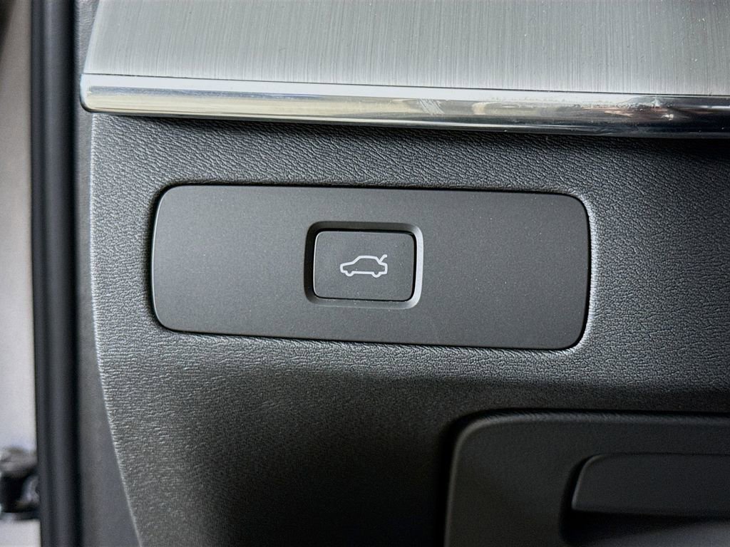 Certified 2025 Volvo XC90 B5 Core w/ Protection Package Premier image 10