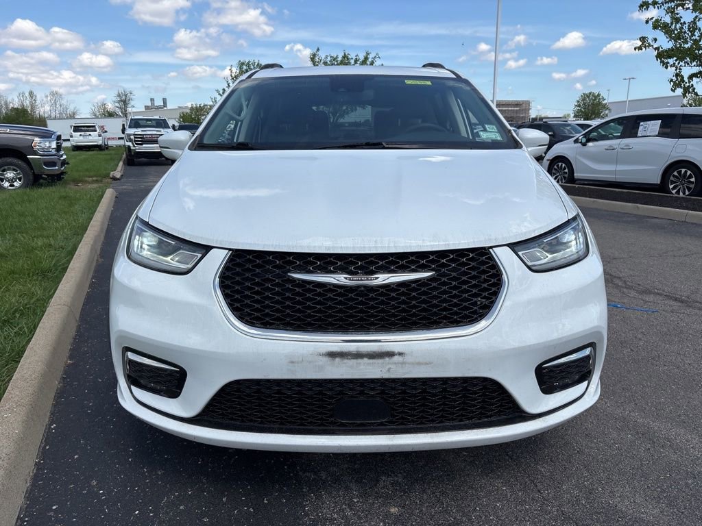 Used 2022 Chrysler Pacifica Touring-L FWD image 2