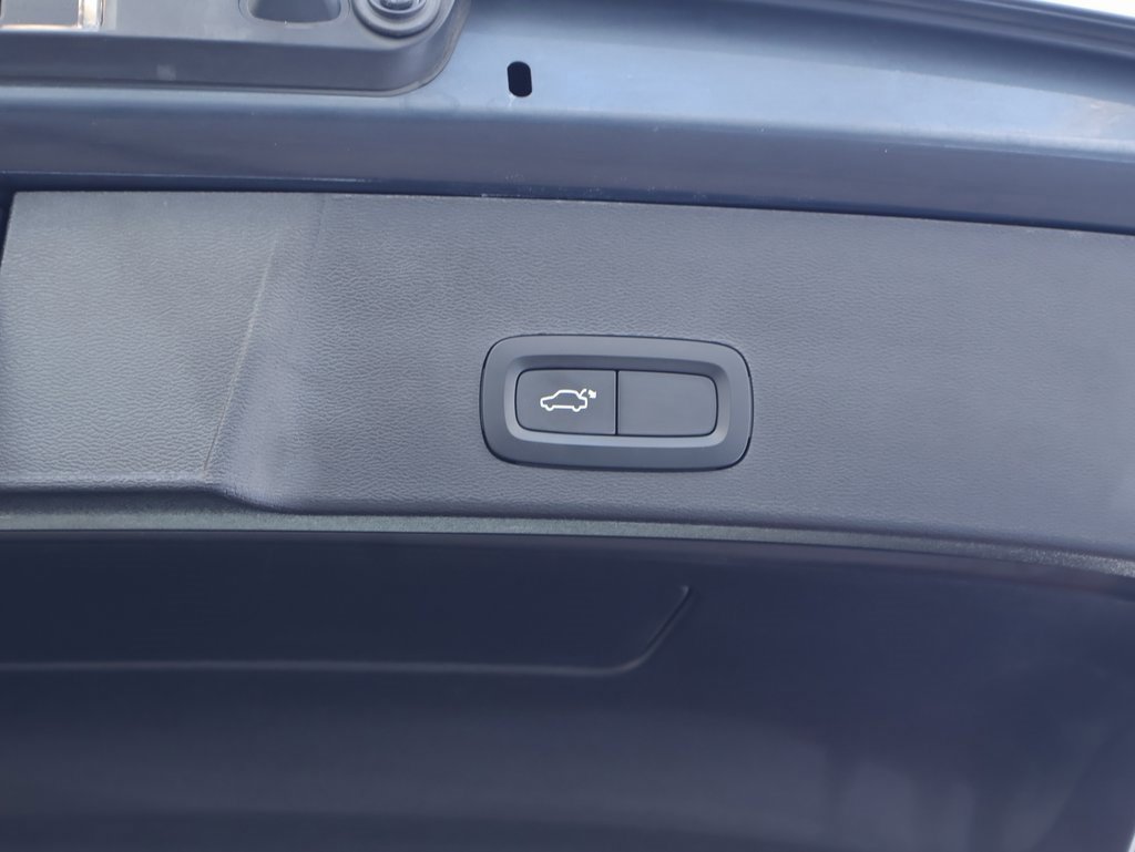 Used 2022 Volvo XC40 T5 Momentum image 23