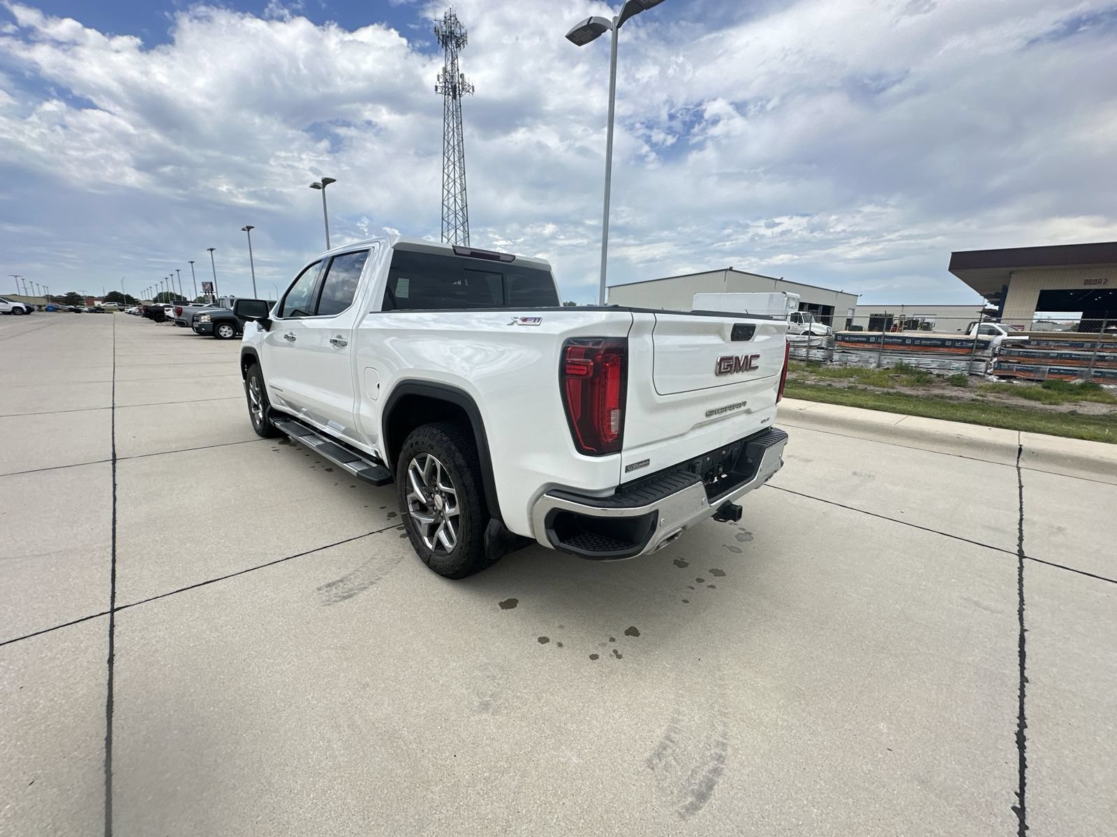 Used 2024 GMC Sierra 1500 SLT w/ SLT Premium Plus Package AWD/4WD image 17