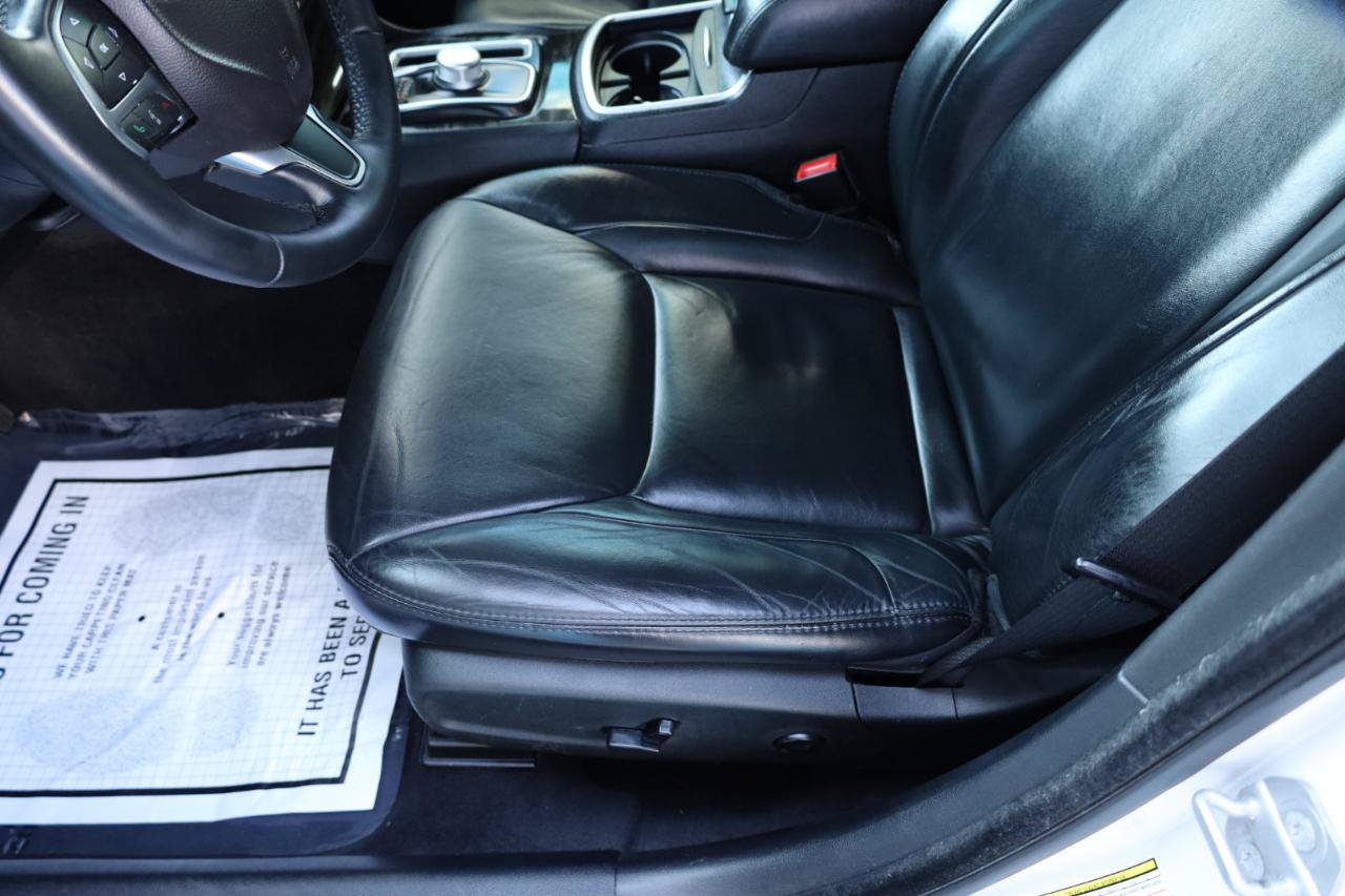 Used 2015 Chrysler 300 Limited RWD image 7
