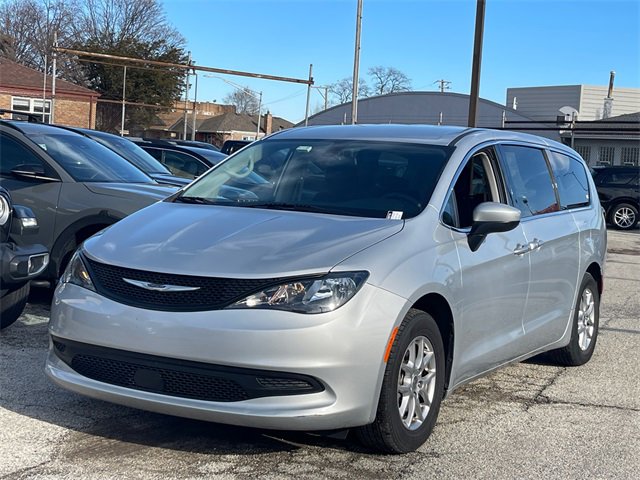 Used 2022 Chrysler Voyager LX image 2