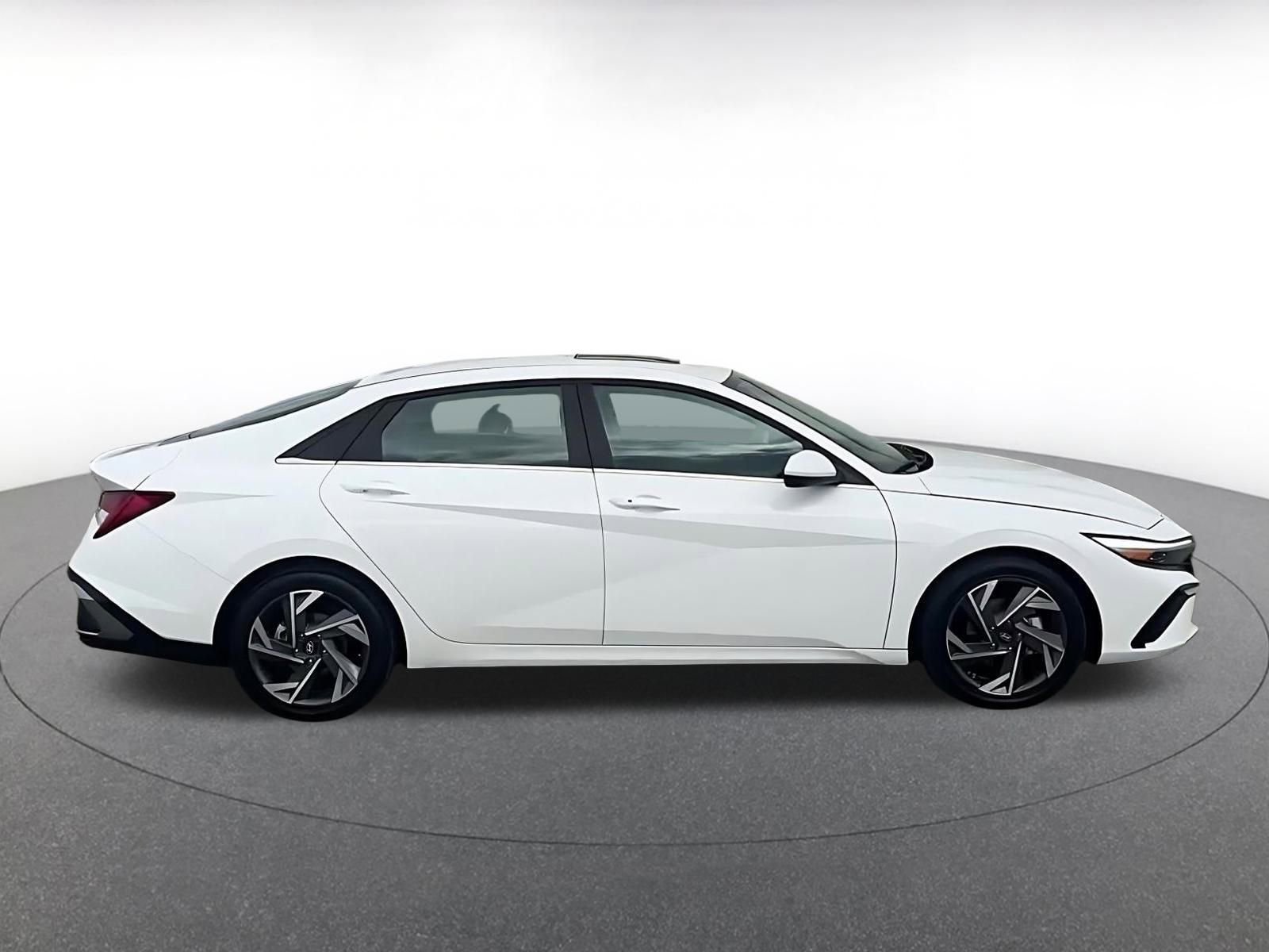 Used 2025 Hyundai Elantra SEL image 17