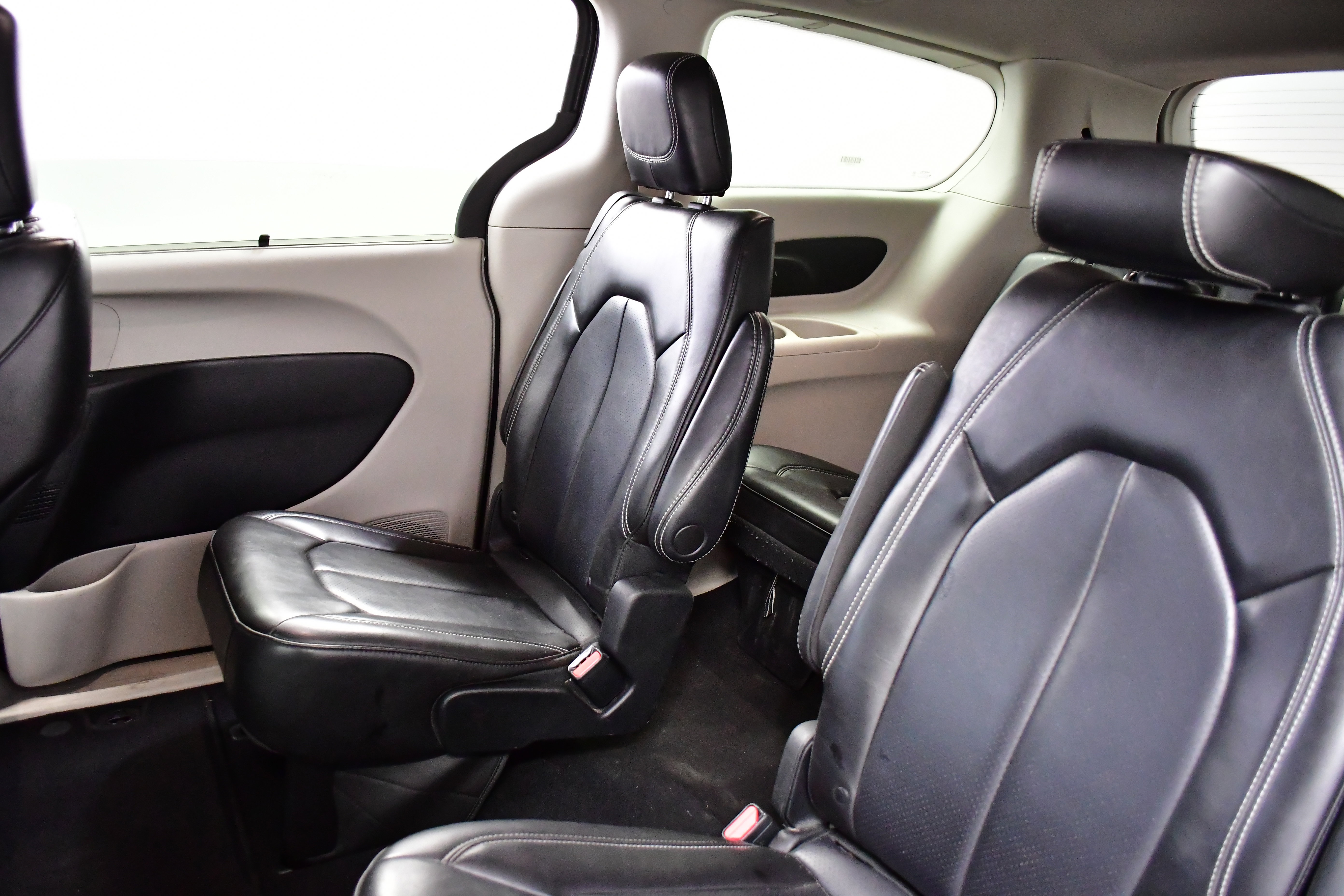 Used 2023 Chrysler Pacifica Touring-L FWD image 12