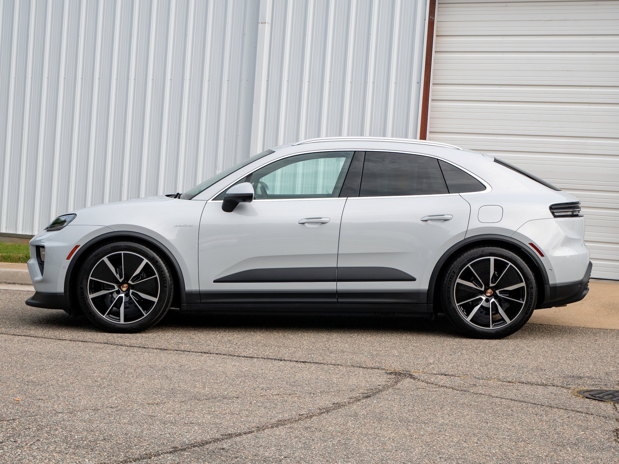 New 2025 Porsche Macan Electric RWD image 2