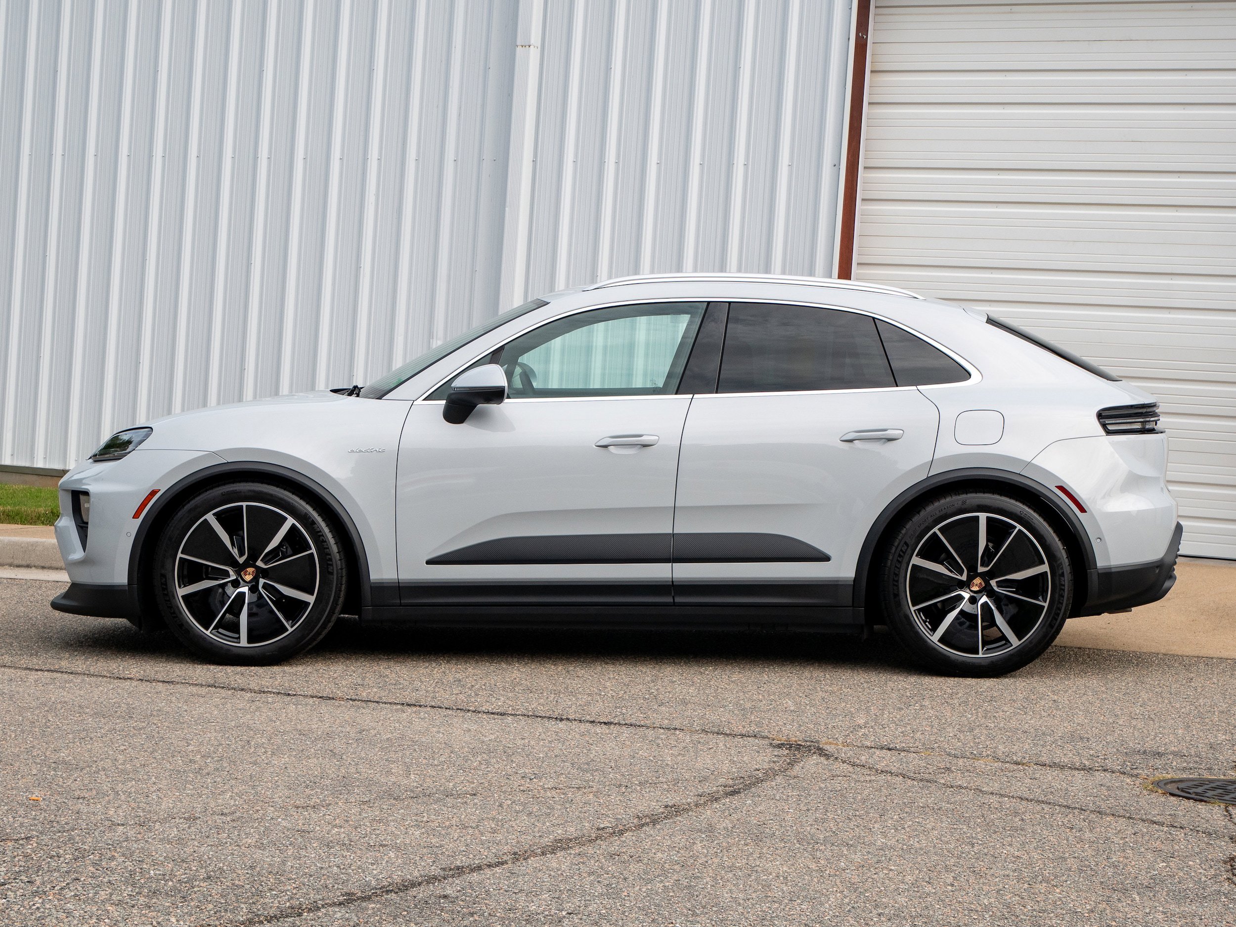 New 2025 Porsche Macan Electric RWD image 2