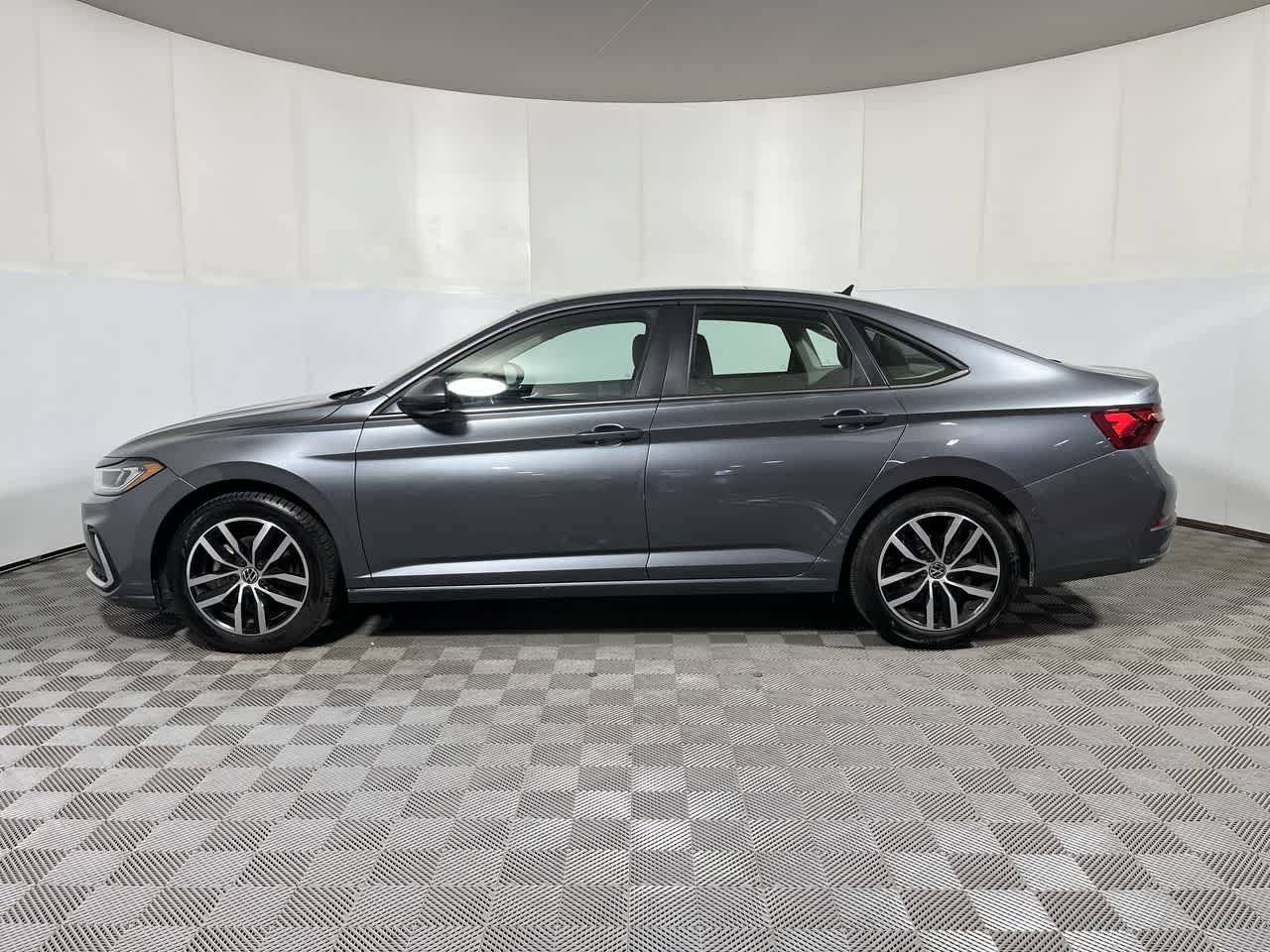 Used 2025 Volkswagen Jetta SE FWD image 5