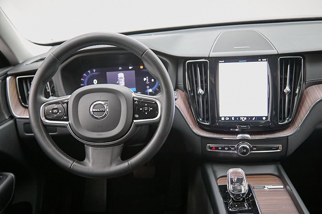 Certified 2023 Volvo XC60 B5 Ultimate w/ Climate Package image 24