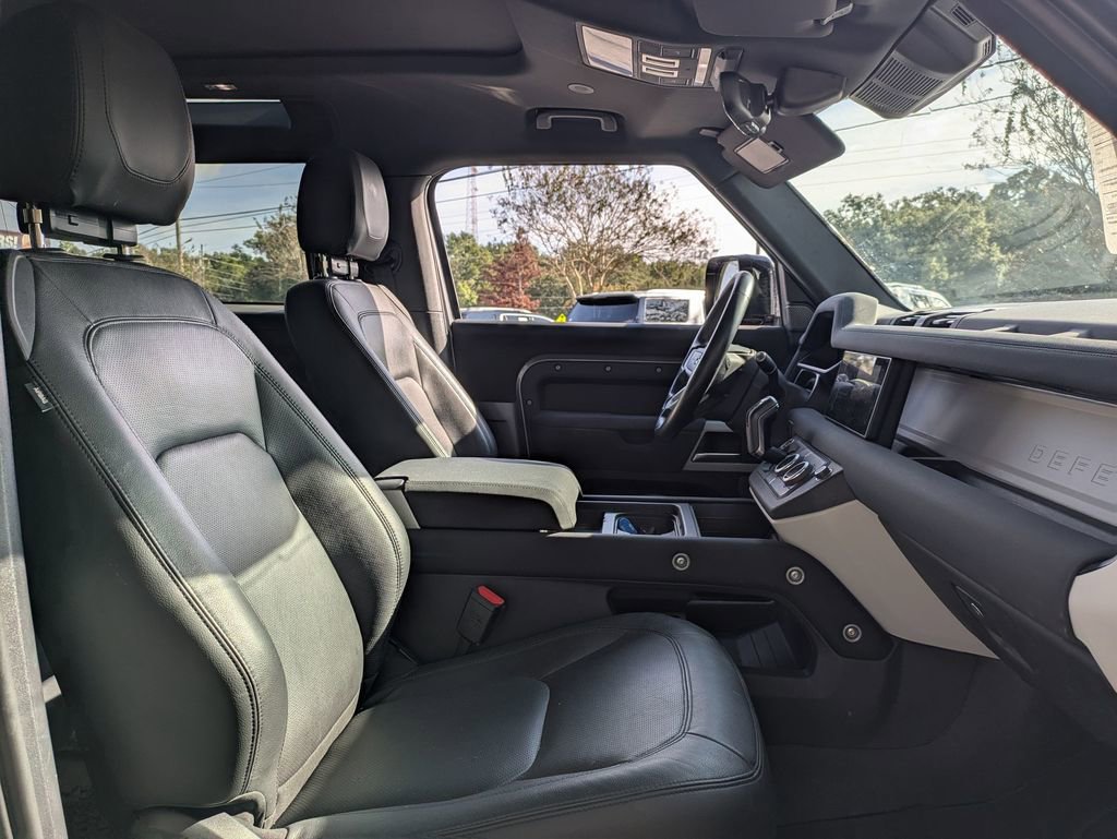 Used 2023 Land Rover Defender 90 S image 32