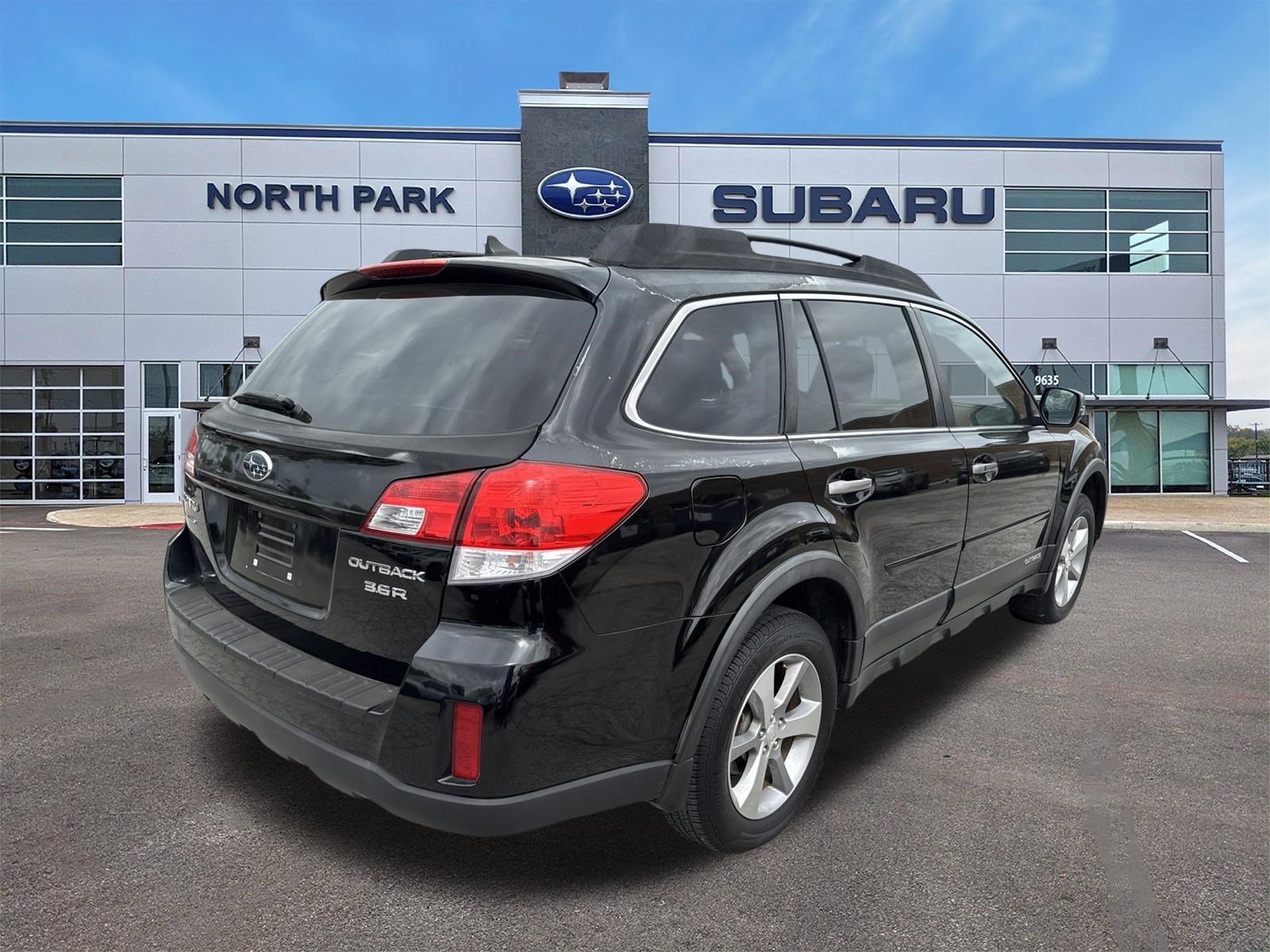 Used 2013 Subaru Outback 3.6R Limited w/ Special Appearance Pkg image 3