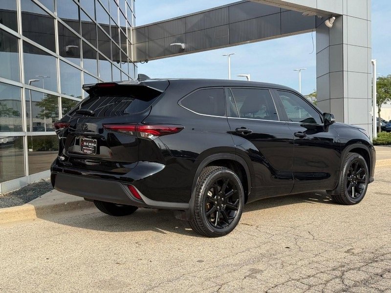 Used 2024 Toyota Highlander LE image 3