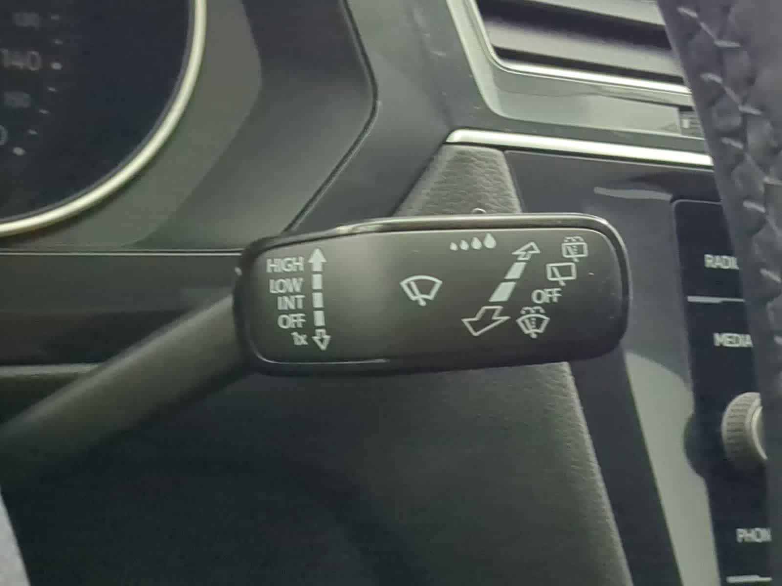 Used 2020 Volkswagen Tiguan SE image 24