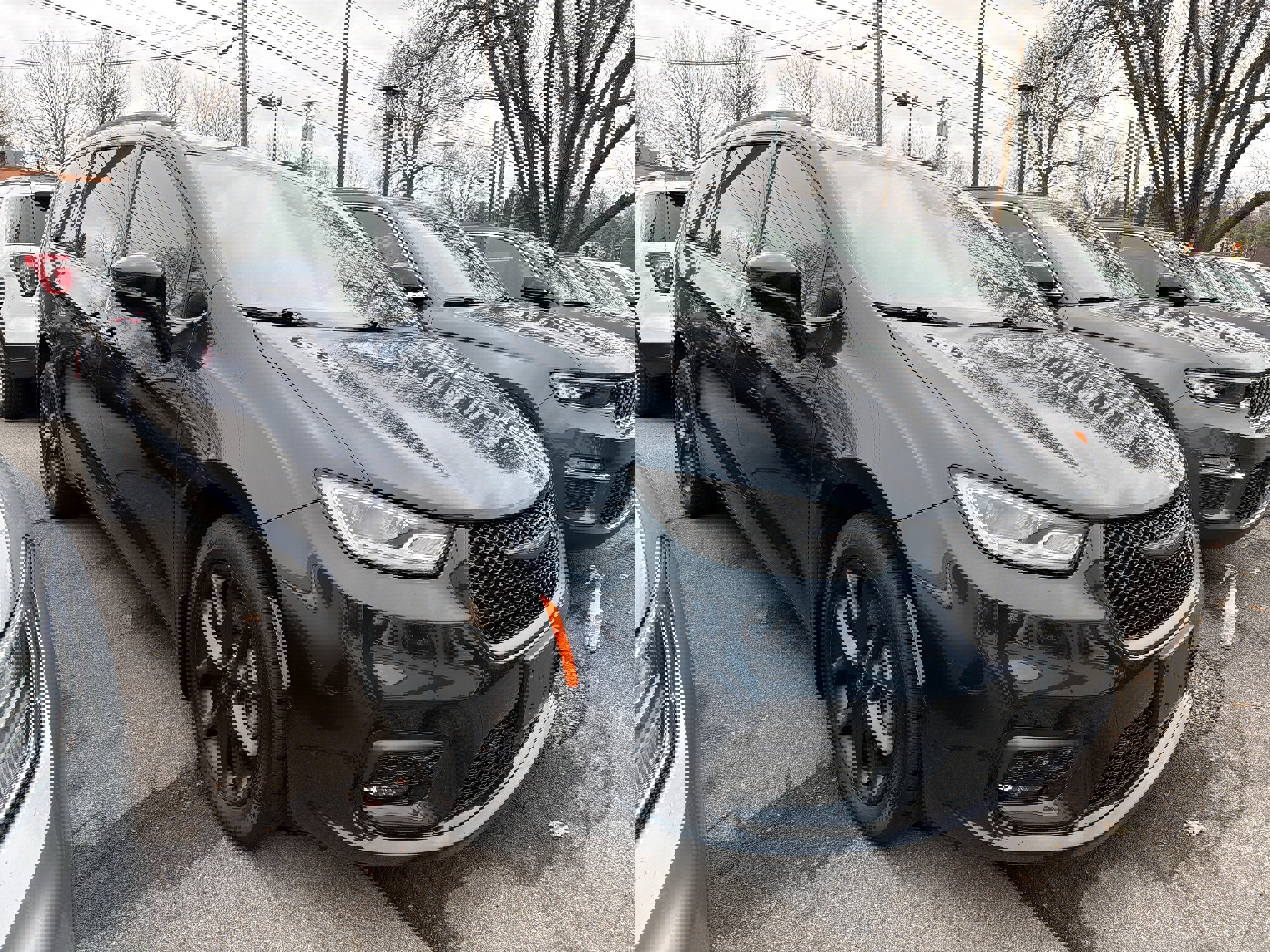 Used 2022 Chrysler Pacifica Limited w/ Uconnect Theater Family Group image 2