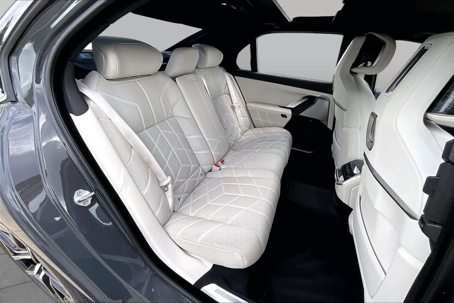 Used 2023 BMW 760i xDrive w/ Executive Package AWD/4WD image 18