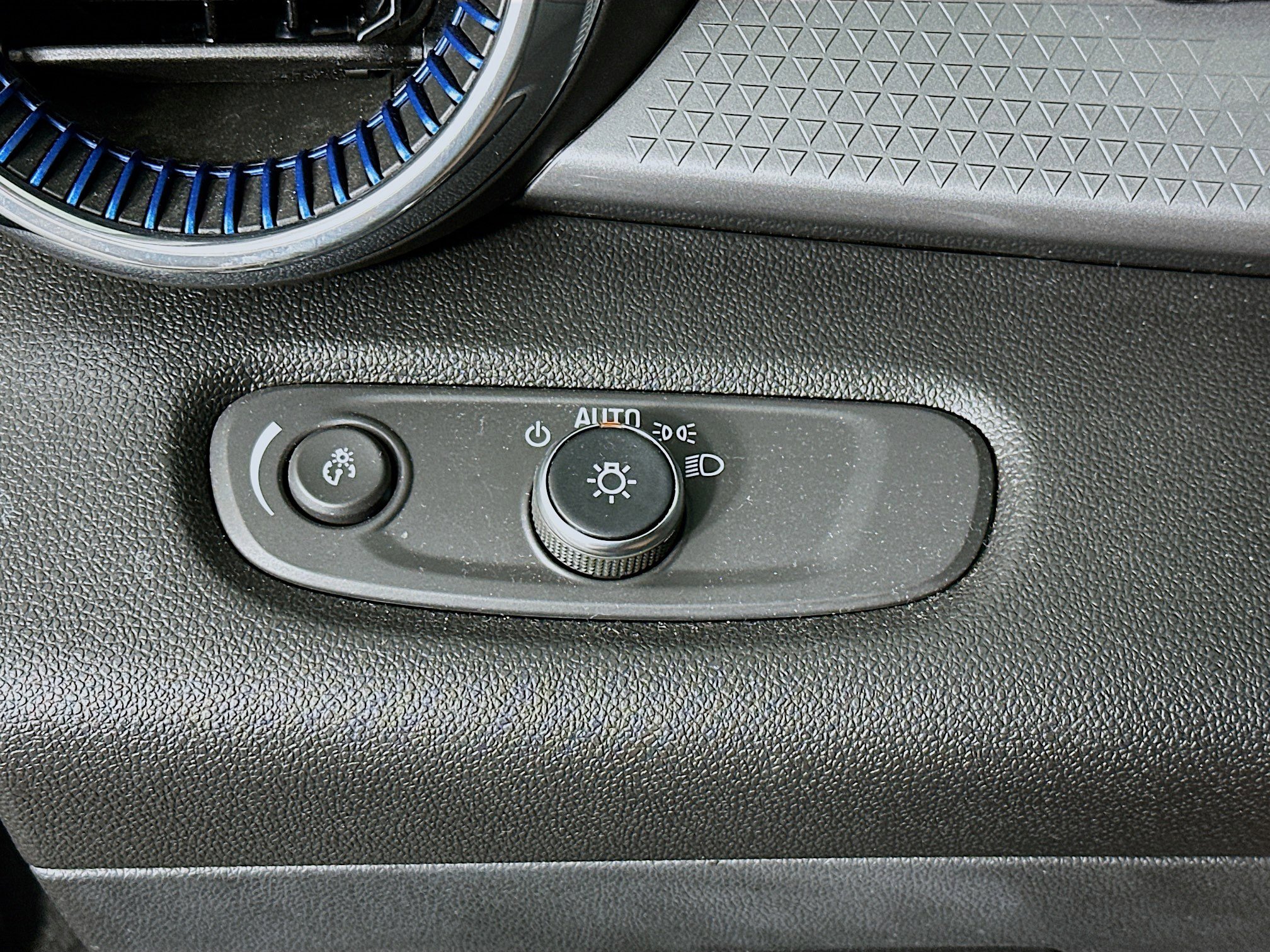 Used 2025 Chevrolet Trax LT image 17