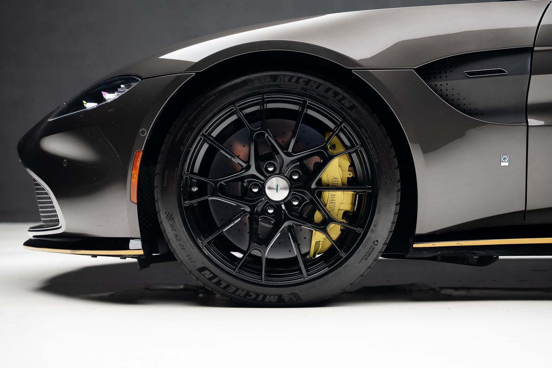 Used 2022 Aston Martin V8 Vantage Coupe RWD image 25