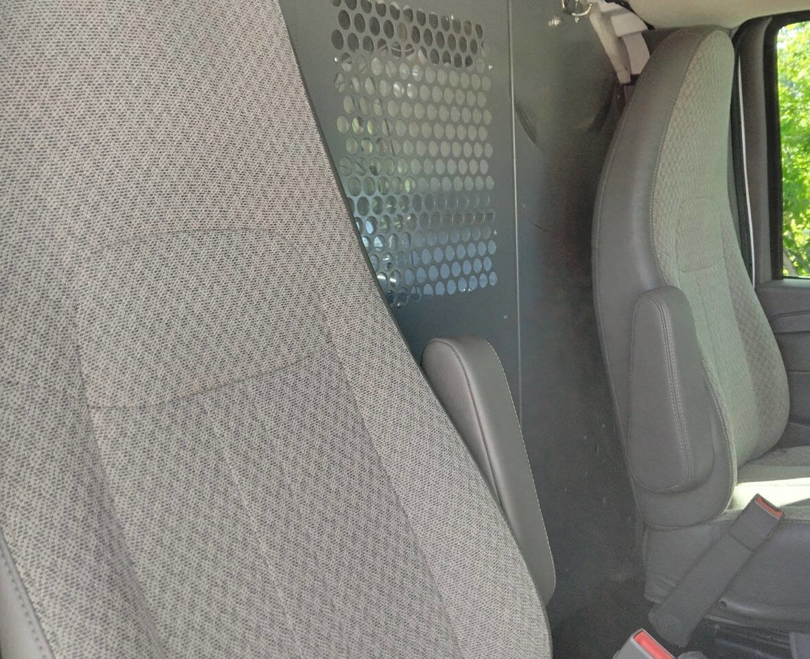 Used 2015 Chevrolet Express 2500 image 19