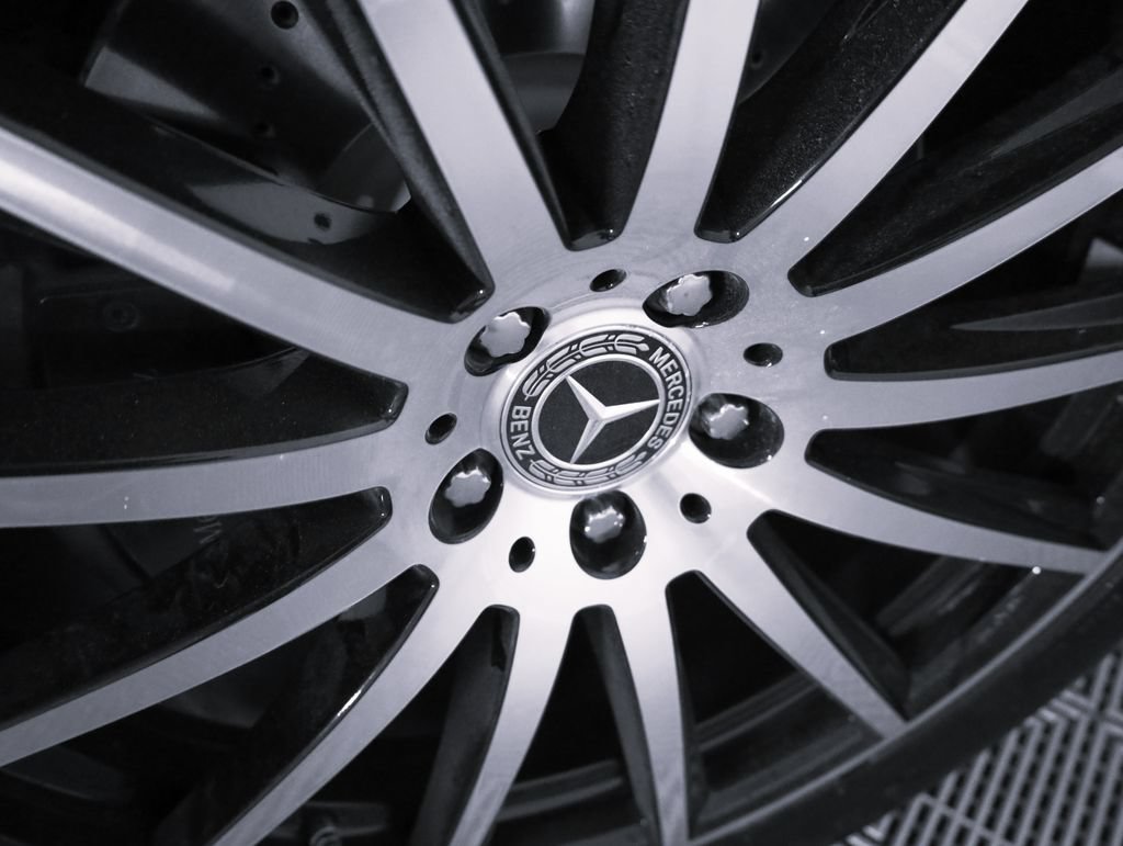 Used 2023 Mercedes-Benz GLS 450 4MATIC w/ AMG Line Exterior image 8