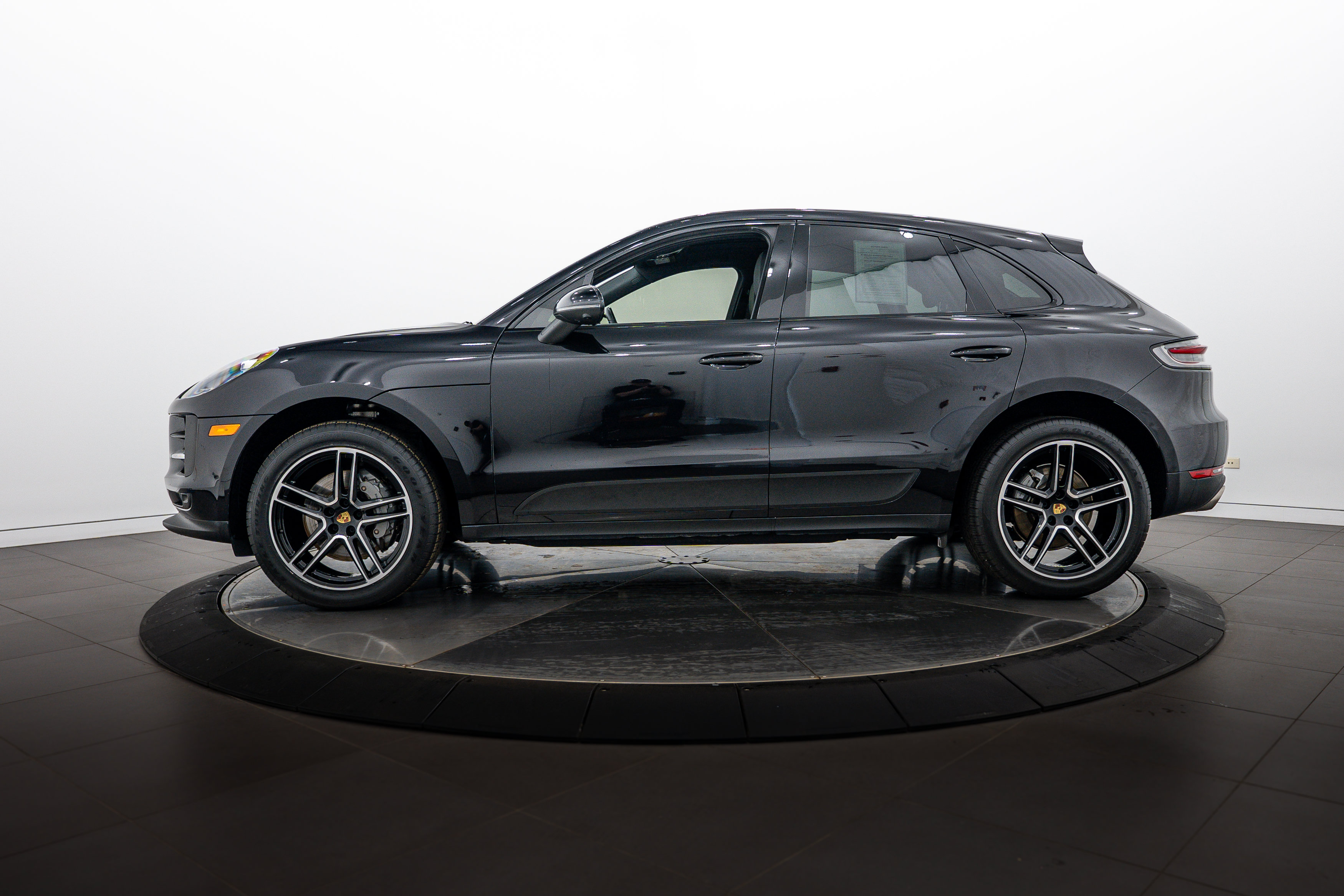 Certified 2021 Porsche Macan S AWD/4WD image 2