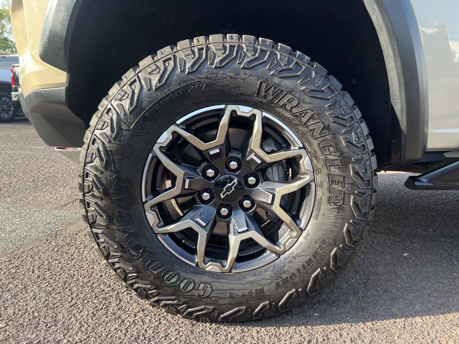 Used 2024 Chevrolet Colorado ZR2 w/ Safety Package AWD/4WD image 11