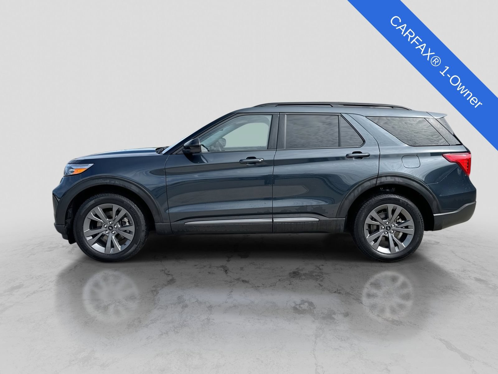 Used 2024 Ford Explorer XLT w/ Equipment Group 202A AWD/4WD image 3