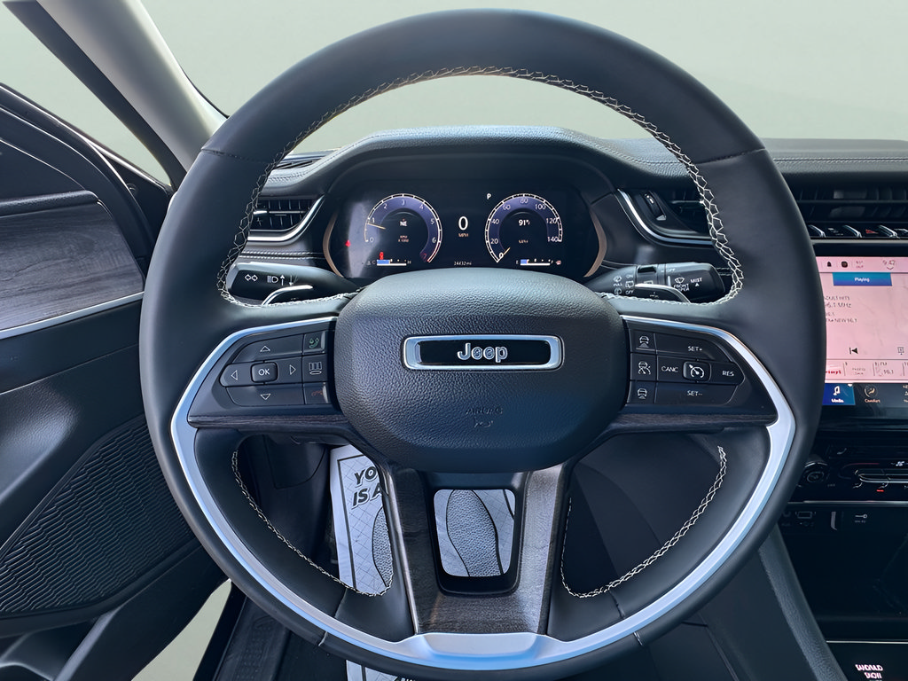 Used 2023 Jeep Grand Cherokee L Limited AWD/4WD image 10
