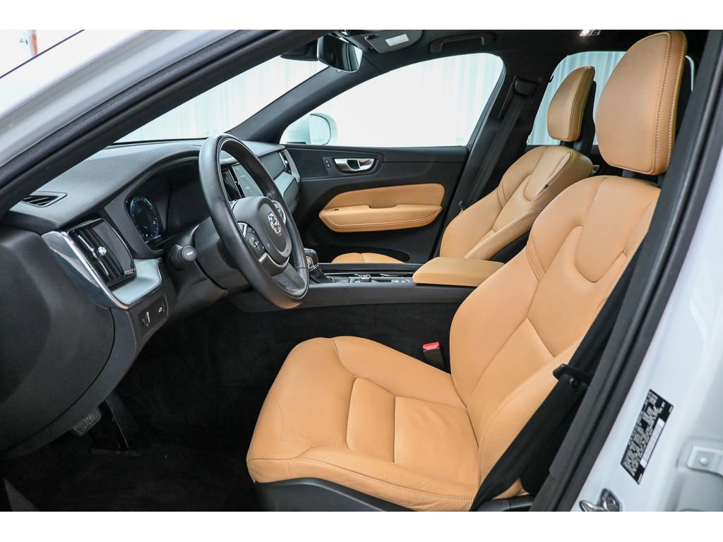 Used 2018 Volvo XC60 T6 Momentum w/ Vision Package image 10