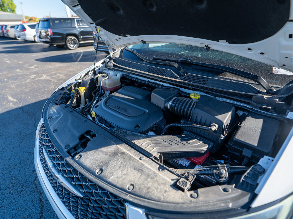 Used 2023 Chrysler Pacifica Touring-L FWD image 4