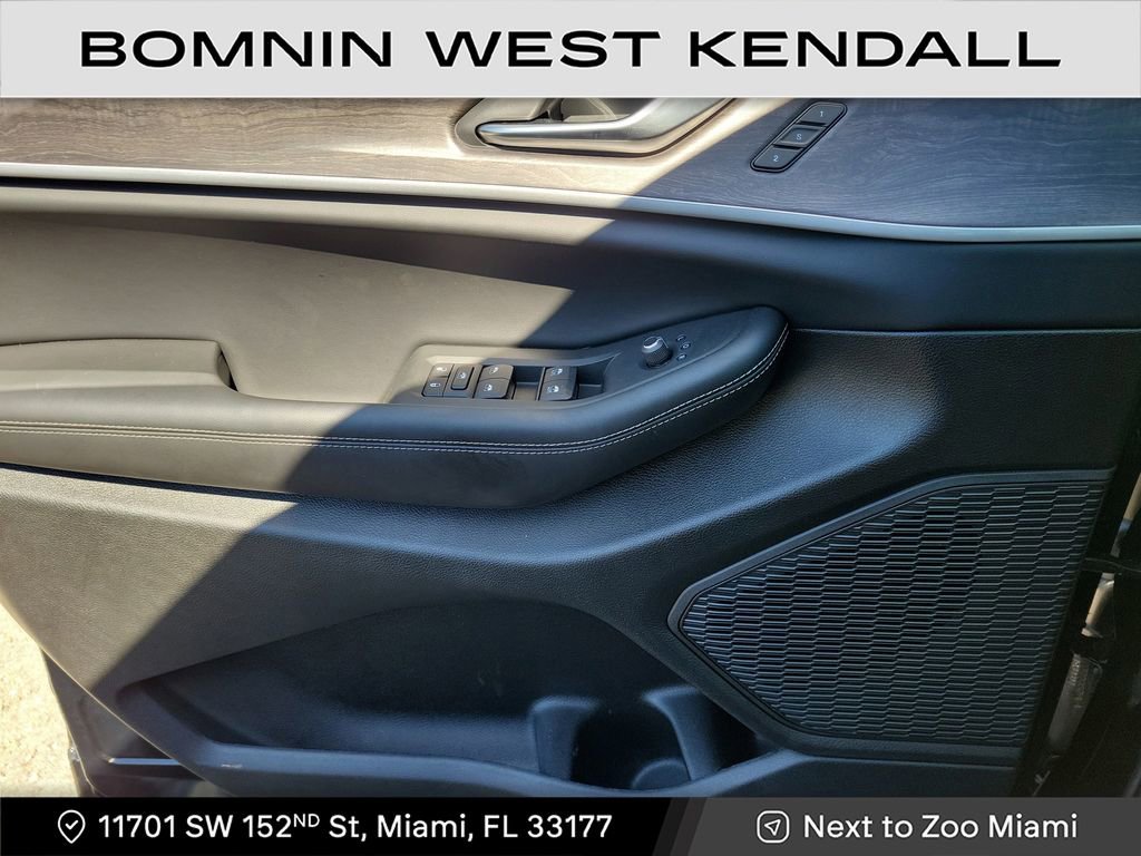 Used 2025 Jeep Grand Cherokee Limited w/ Black Appearance Package image 27