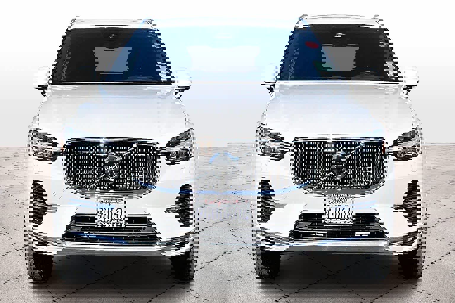 Used 2023 Volvo XC60 T8 Plus image 3