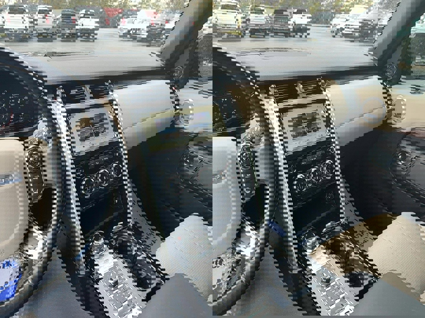 Used 2018 Land Rover Discovery HSE image 15