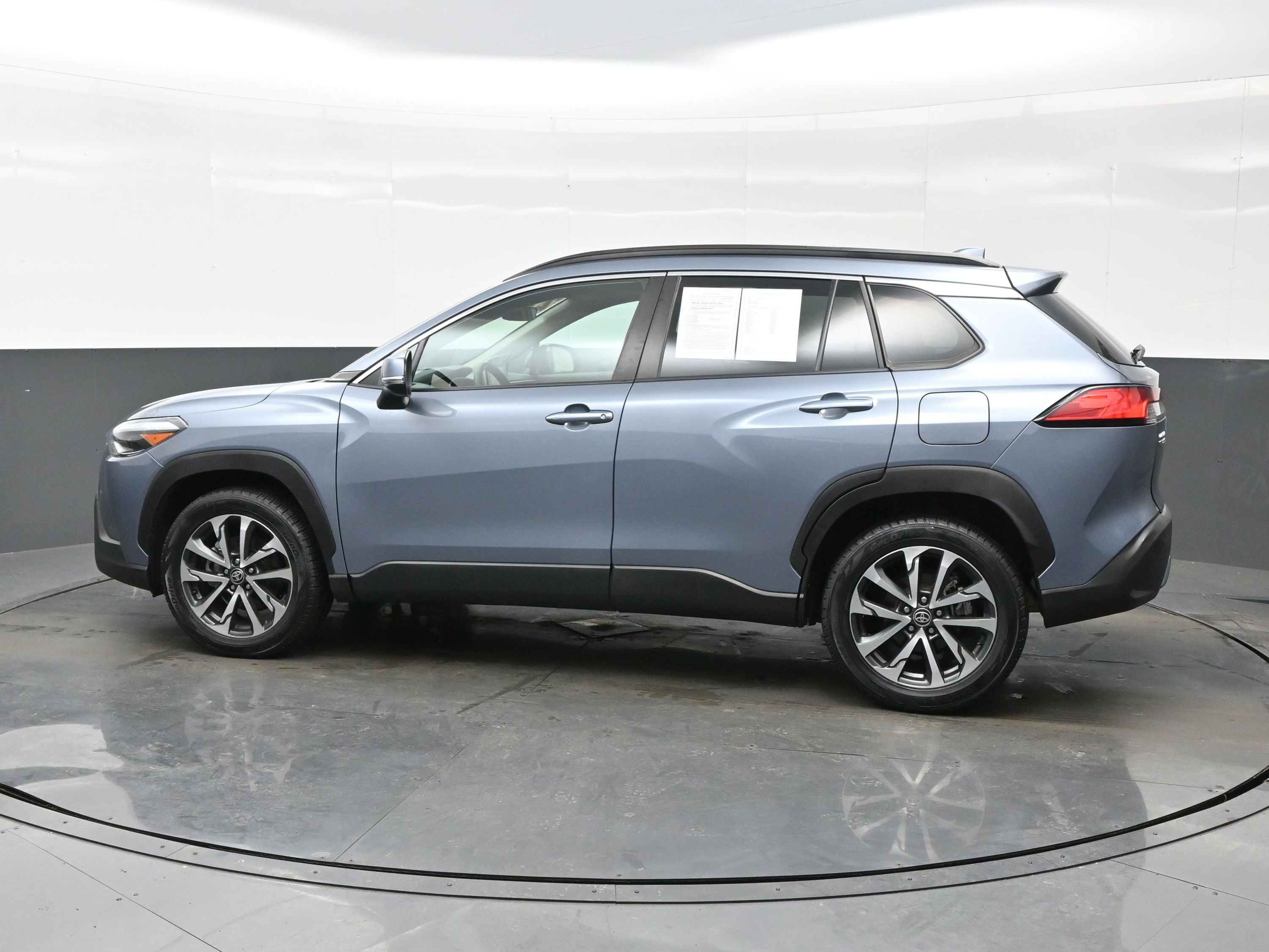 Used 2022 Toyota Corolla Cross XLE image 3