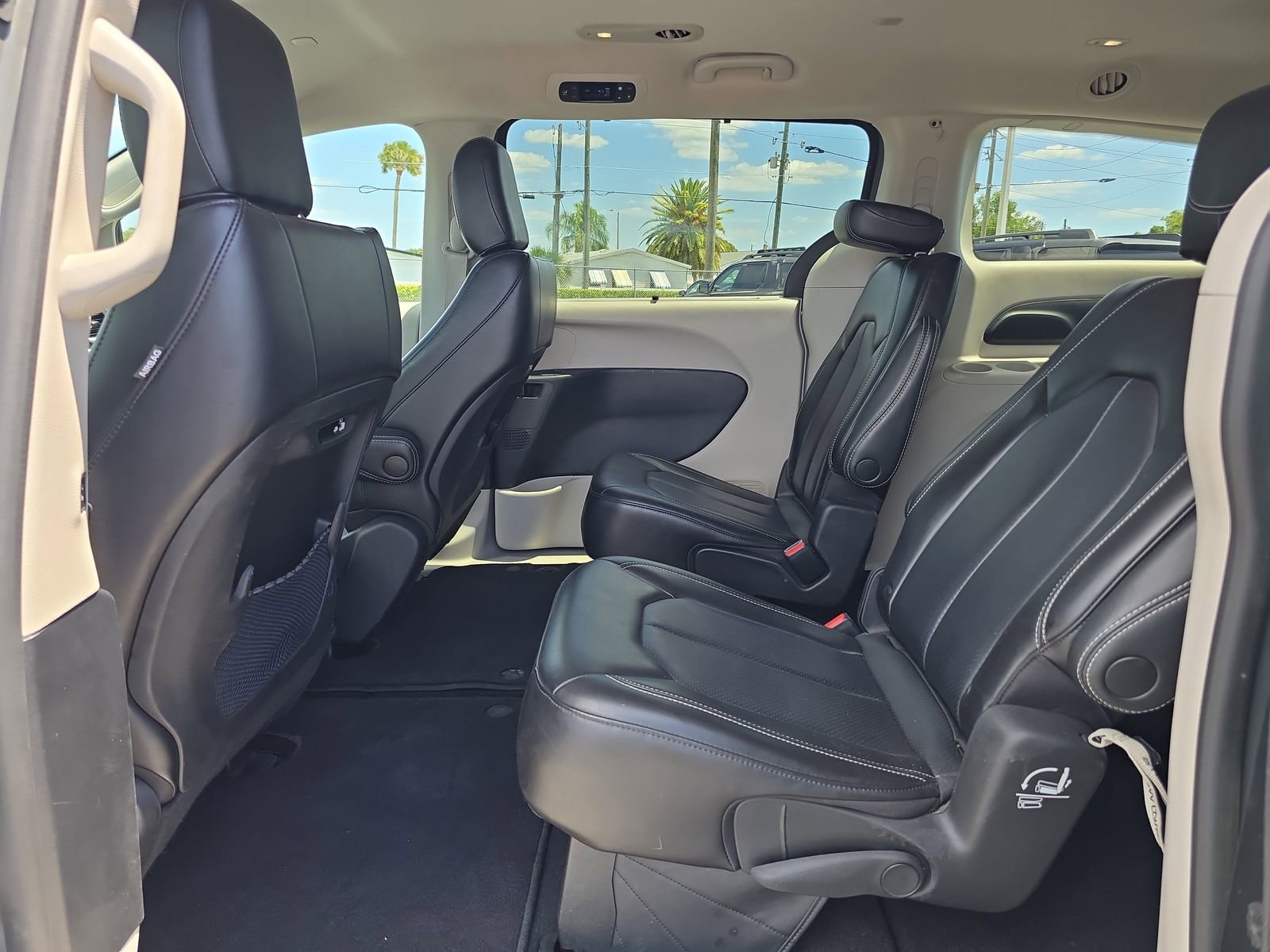 Used 2023 Chrysler Pacifica Touring-L FWD image 13