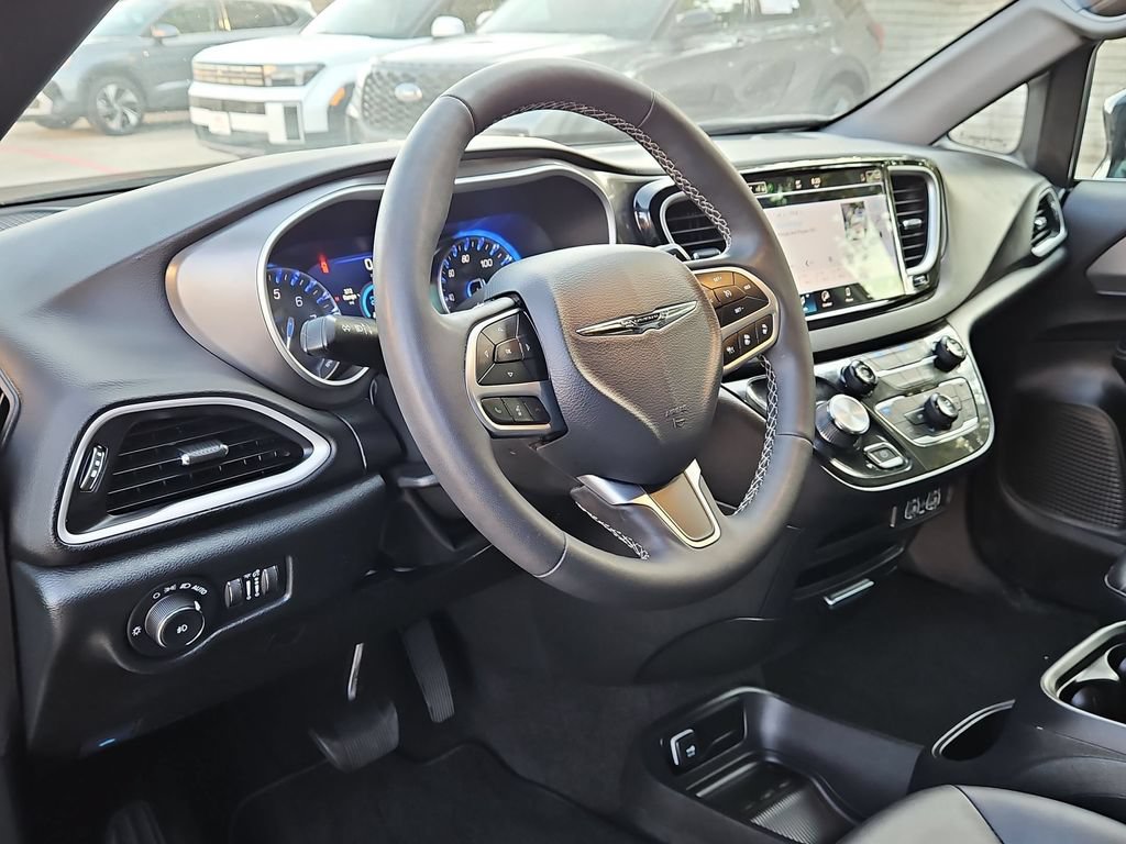 Used 2025 Chrysler Pacifica Select FWD image 15