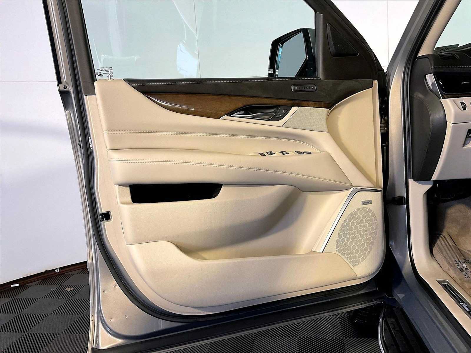 Used 2019 Cadillac Escalade ESV Premium Luxury w/ LPO, Radiant Package AWD/4WD image 25
