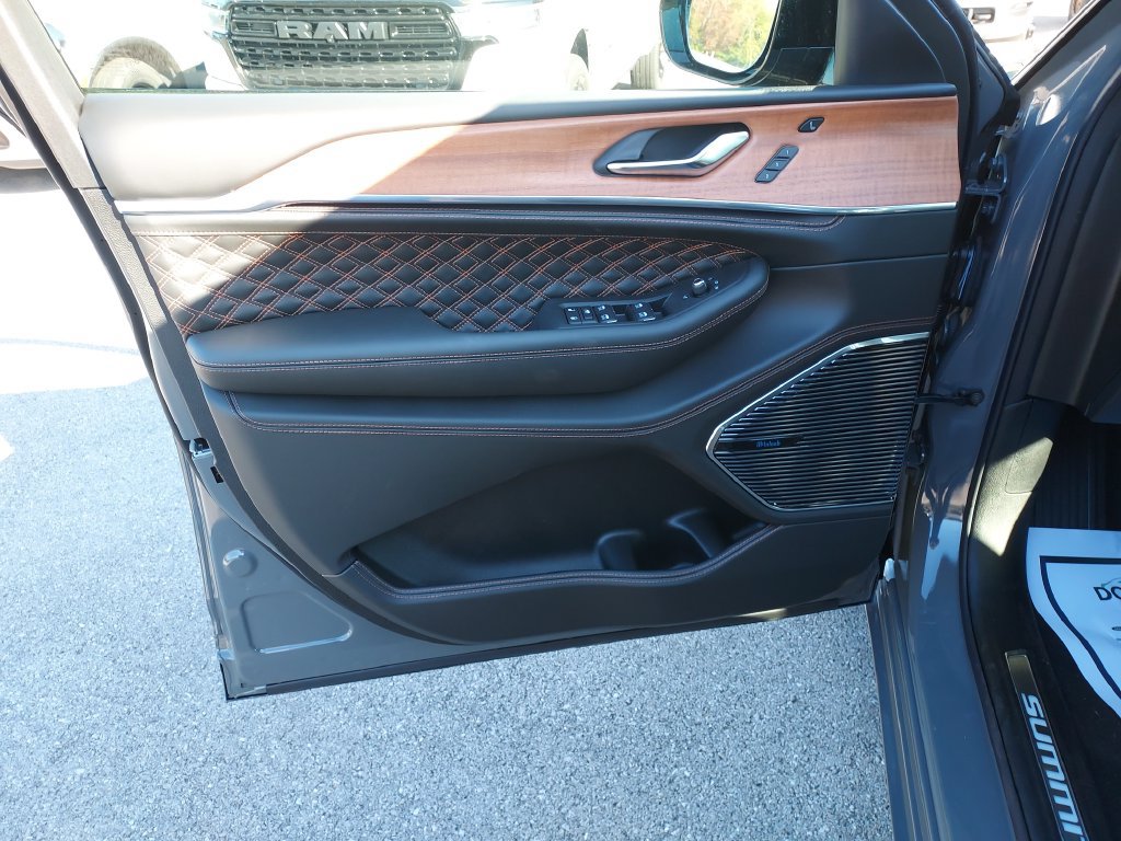 New 2027 Jeep Grand Cherokee Summit AWD/4WD image 12