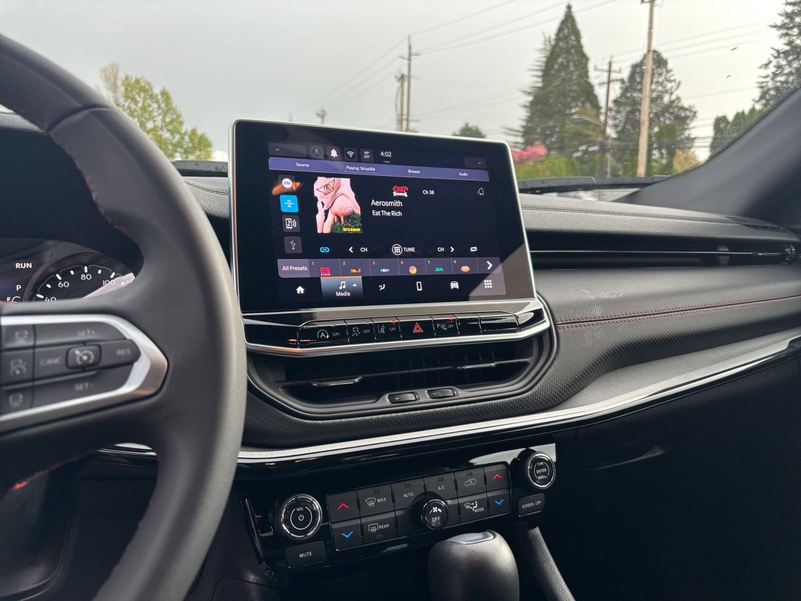 Used 2025 Jeep Compass Trailhawk image 21