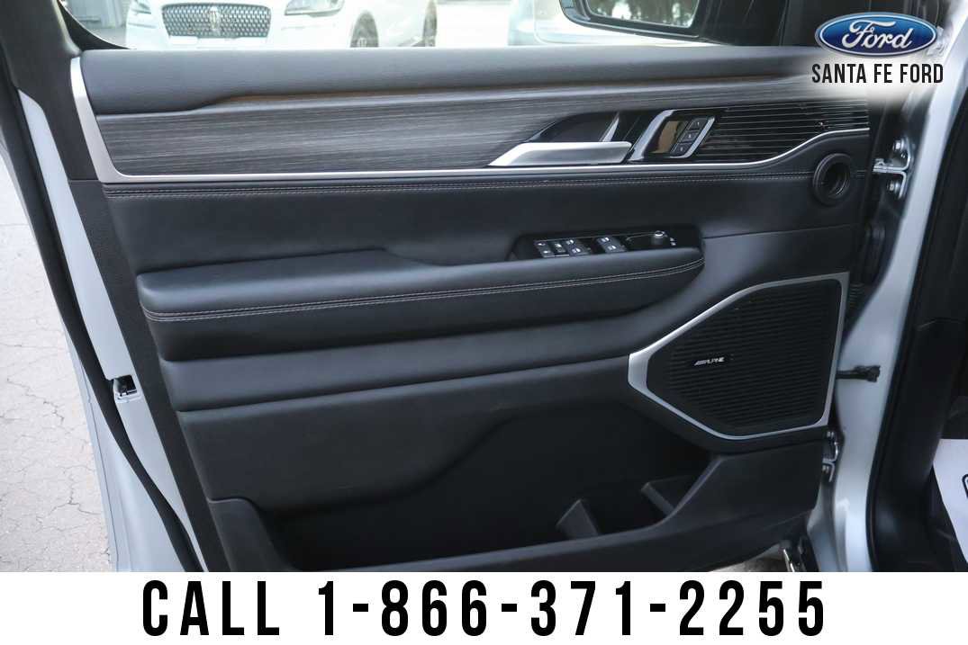 Used 2024 Jeep Wagoneer L Series II w/ Flexible Seating Group AWD/4WD image 6