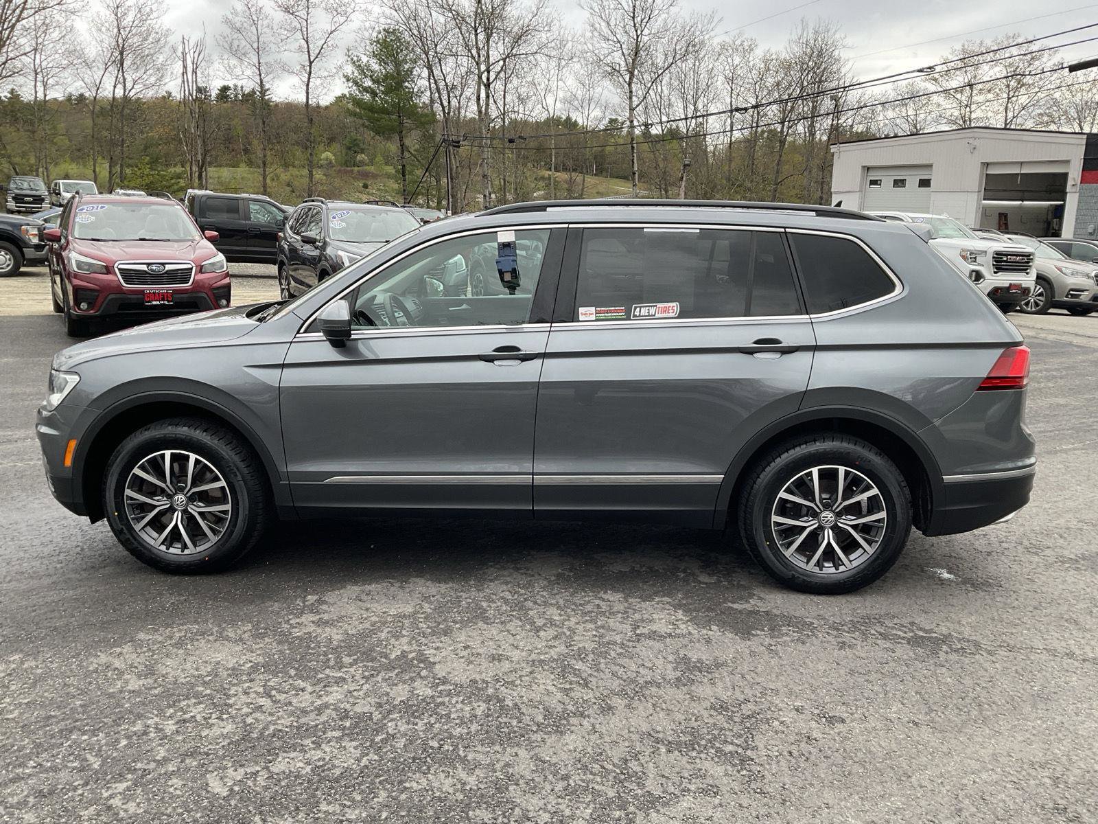 Used 2020 Volkswagen Tiguan SE w/ Panoramic Sunroof Package AWD/4WD image 2
