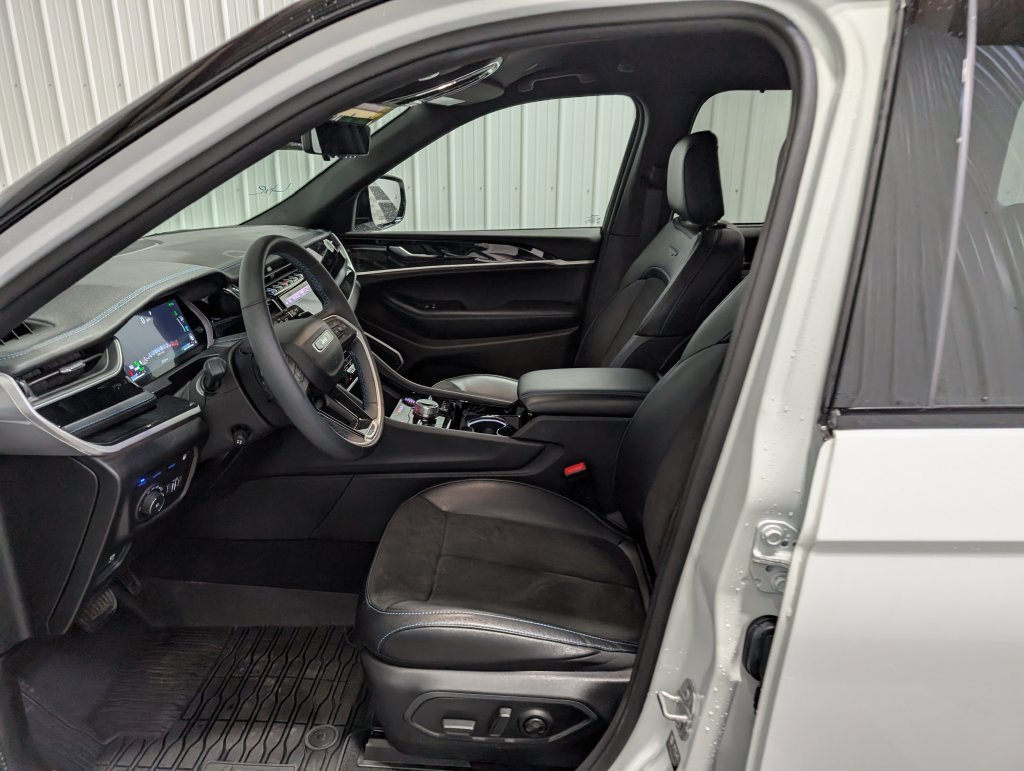 Used 2023 Jeep Grand Cherokee Trailhawk w/ Advanced Protech Group II AWD/4WD image 15