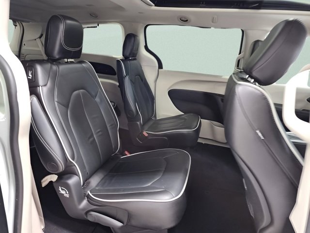 Used 2022 Chrysler Pacifica Limited AWD/4WD image 15