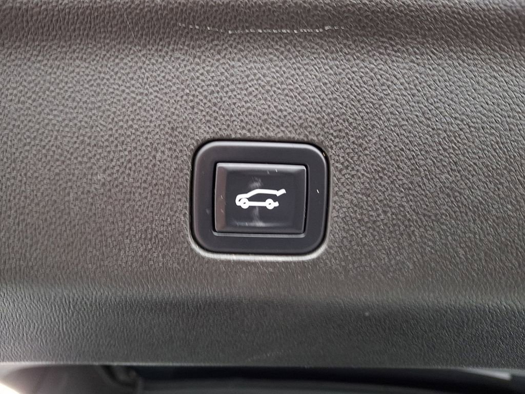 Used 2022 Chevrolet Suburban Z71 w/ Luxury Package image 34