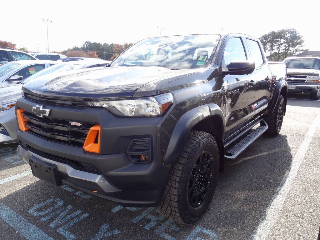 Used 2023 Chevrolet Colorado Trail Boss w/ Technology Package image 3