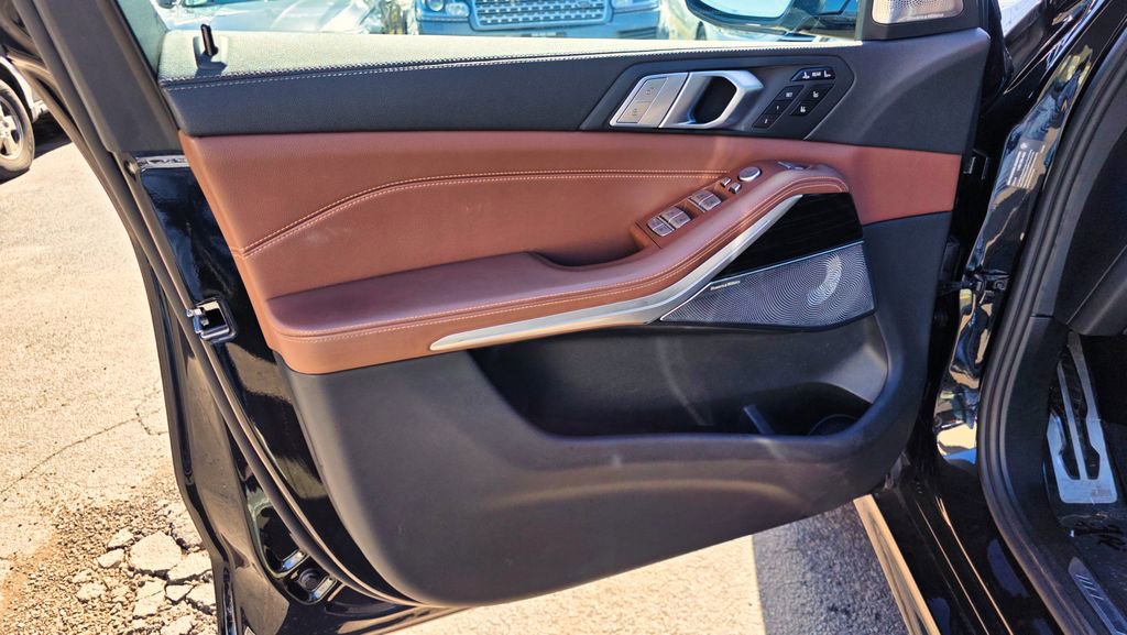 Used 2021 BMW X7 M50i w/ Dynamic Handling Package image 23