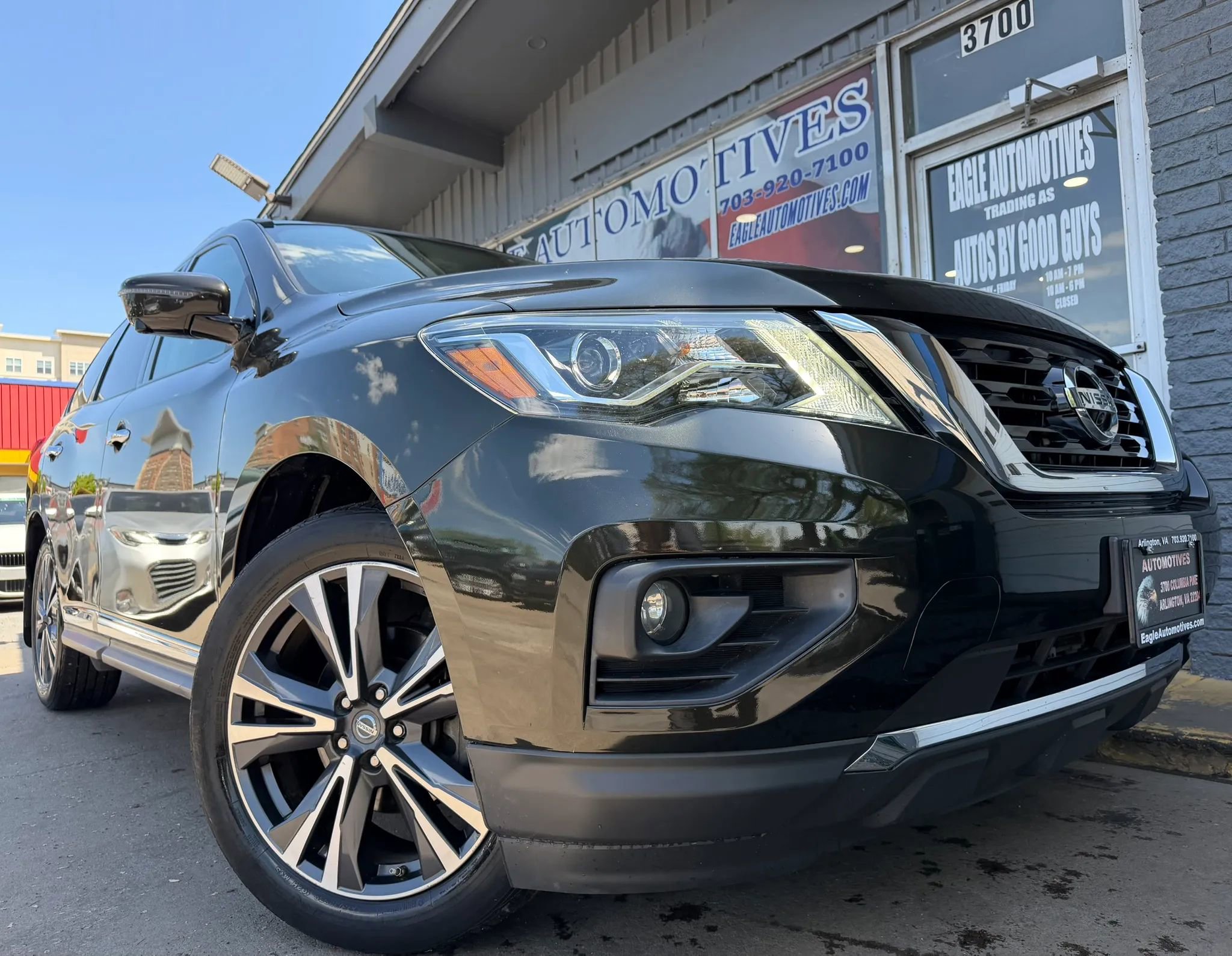 Used 2017 Nissan Pathfinder Platinum w/ Cargo Package AWD/4WD image 1