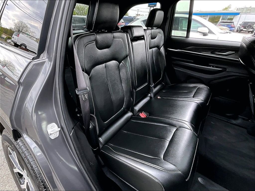 Used 2024 Jeep Grand Cherokee Limited AWD/4WD image 15