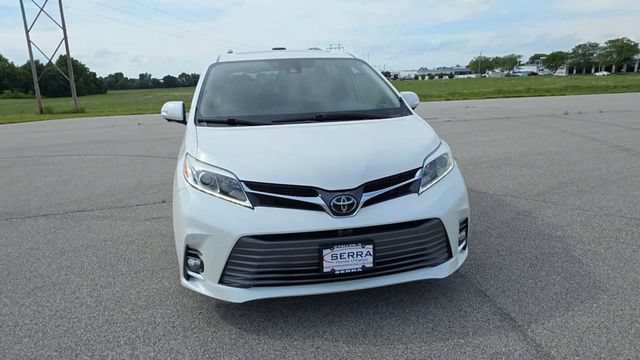 Used 2020 Toyota Sienna Limited Premium FWD image 2