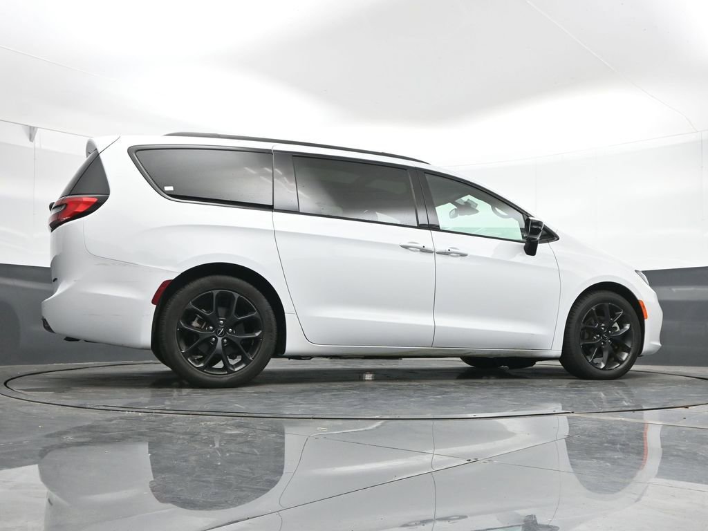 Used 2025 Chrysler Pacifica Limited image 48