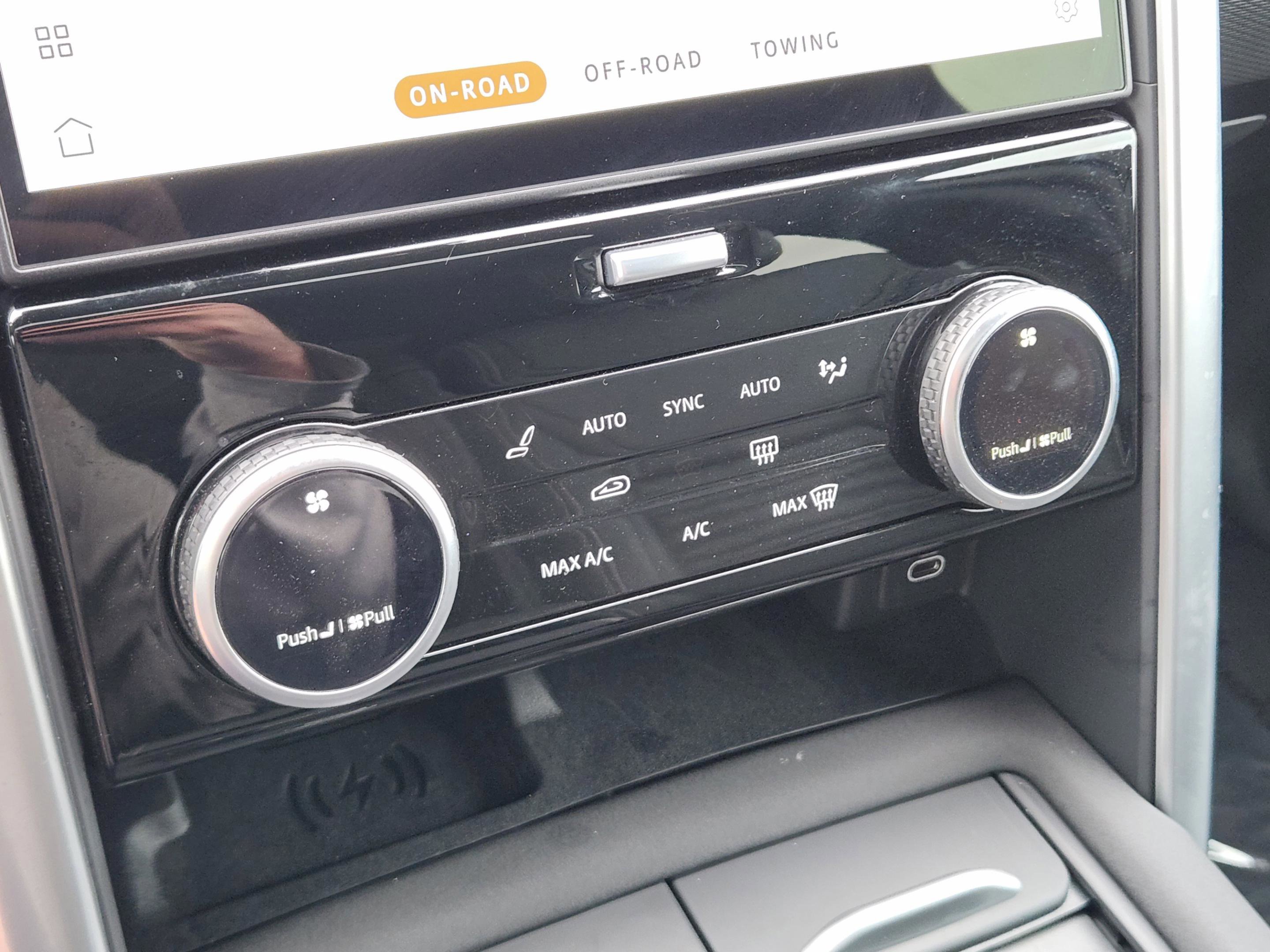 Used 2025 Land Rover Discovery Dynamic SE AWD/4WD image 16